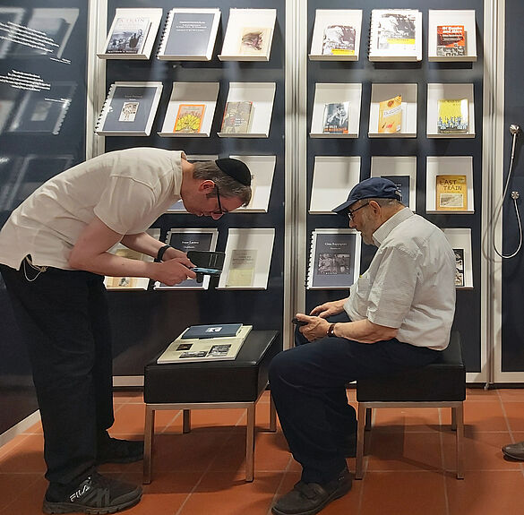 Eli Bialoglowski und sein Sohn in der Ausstellung © Museum Wolmirstedt - Eli Bialoglowski und sein Sohn in der Ausstellung Eli Bialoglowski und sein Sohn in der Ausstellung